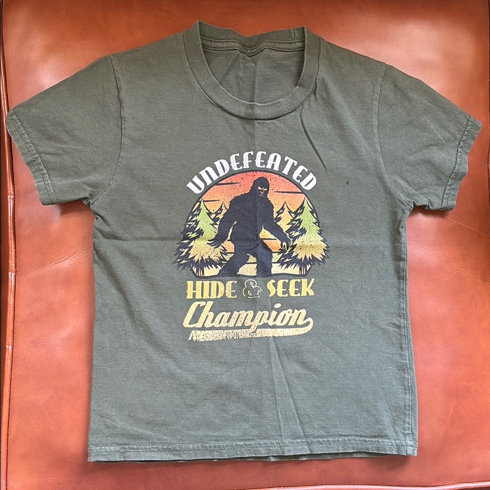 Big Foot Undefeated Hide and Seek Champion Kids Green T-Shirt Size Small
